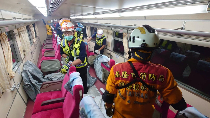 搜救人员进入事发车厢内部，进一步搜寻受困的乘客。（图片 欧新社）
