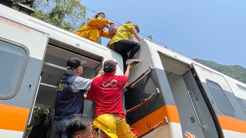 救难人员协助将受困的搭客带离车厢。（欧新社照片）