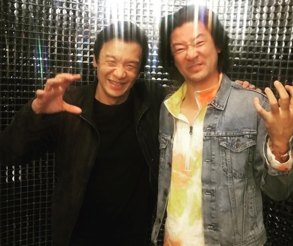 51岁新加坡演员黄经汉（左）和47岁日本演员浅野忠信各别在《真人快打》里演出“尚宗”和“雷电”，两人同于11月27日生日，让在电影中对立的他们表示是奇妙的缘份。