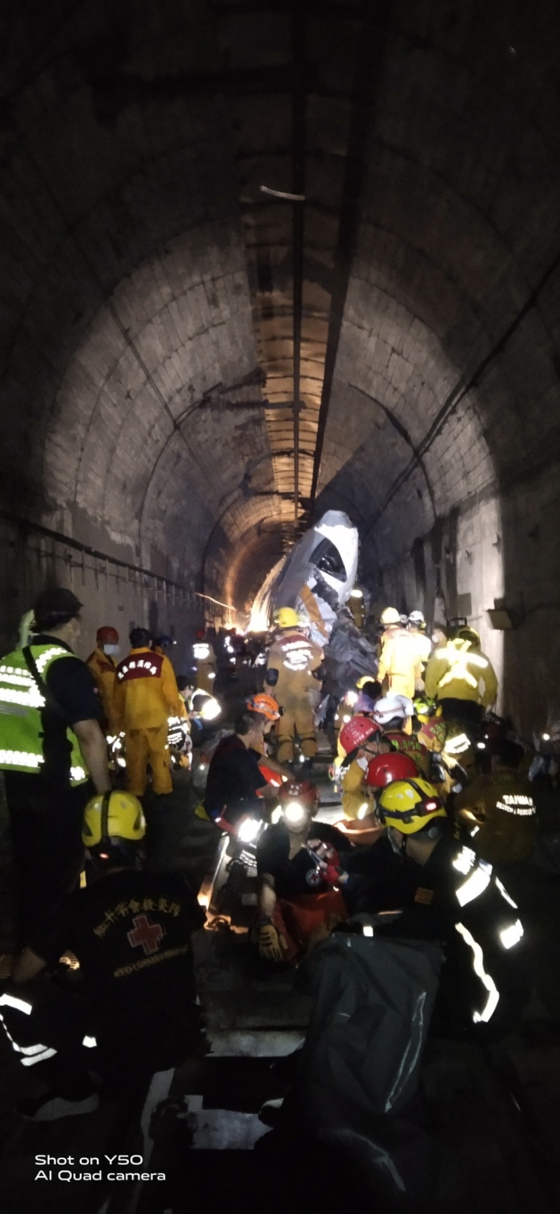 一片漆黑的隧道中，大批消拯人员在困难重重中展开搜救工作。（图片 欧新社）