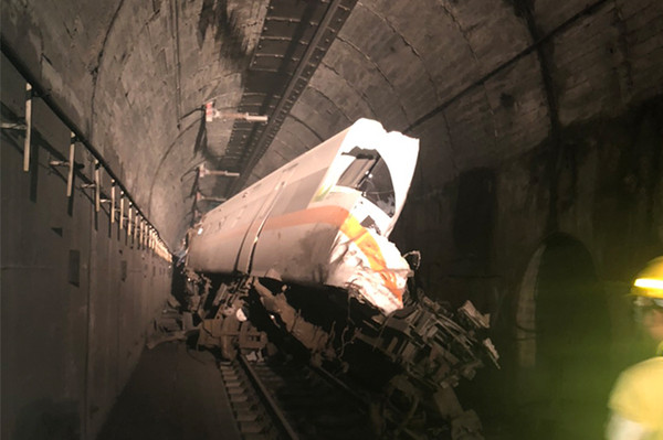 “太鲁阁号”列车车头部份直接被削去一半，状况极为骇人。（互联网照片）
