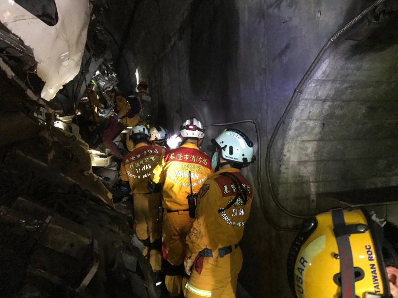 大批消拯人员在黑暗的隧道中展开搜救工作（图片 欧新社）