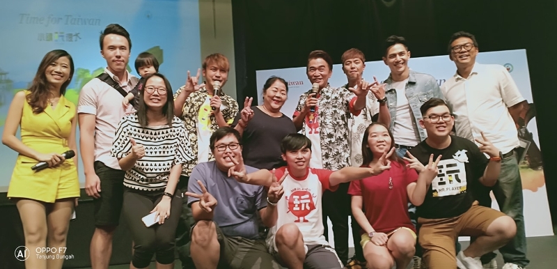 台湾观光局到槟城举办台湾观光推广会，黄佩杏（左一）有机会与台湾艺人吴宗宪、黄鸿生及林柏生同台。