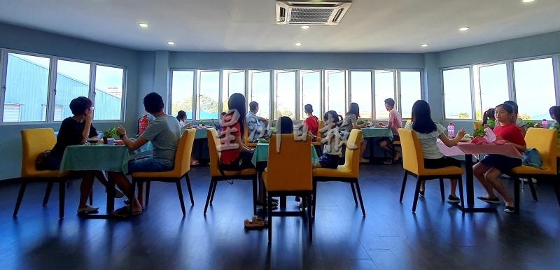 芙蓉新城高苑东华华小家长发挥“疫”中扶持的精神，亲自到波中响应线上订餐服务。