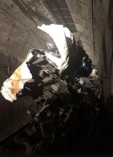 隧道内照片显示，出轨列车车头一半被削毁。（互联网照片）