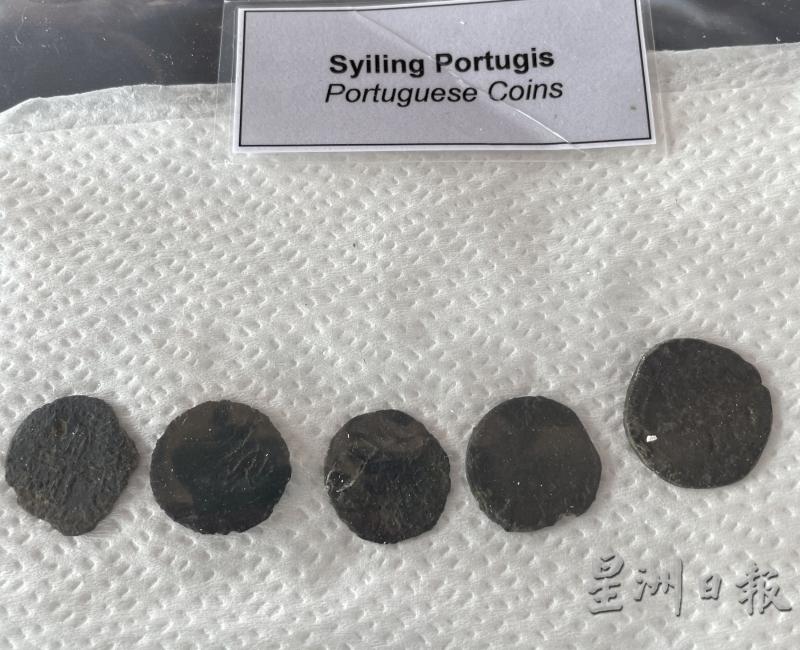 出土的葡萄牙钱币，相信是马六甲贸易港口时期留下。