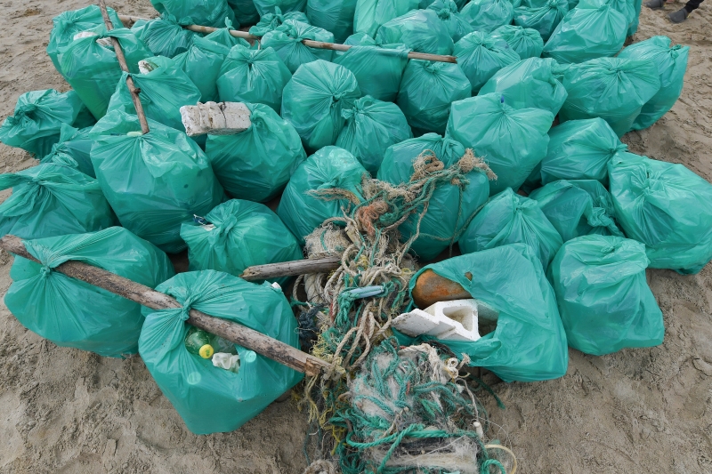 “Geng Plastik Ija”每个周末在沙滩捡垃圾，都会捡到数量颇大的垃圾。


