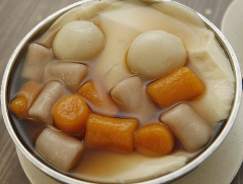 热姜汤豆花芋圆汤圆（RM9.50）糖水整碗诚意满满，爆浆的汤圆，手工制作的芋圆和豆花，配上热辣的姜汤，驱寒保暖。