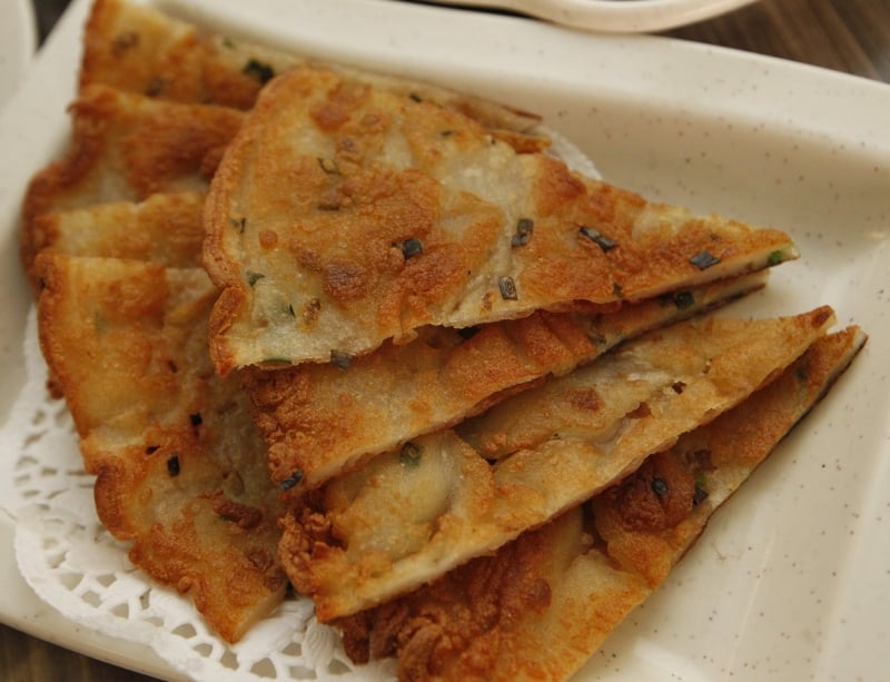 香煎韭菜葱油饼（RM5.50）香气四溢，也煎得十分香脆。
