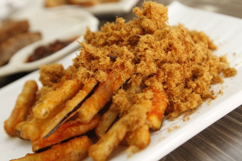 肉松椒盐茄子（RM8.00）中咸辣的茄子和咸甜的肉松搭配，意外好吃，不爱吃茄子者也可以尝试。