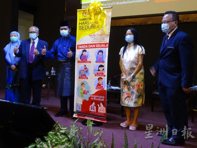 拉末马利曼（左二）主持国际肺结核日开幕。右起为依斯迈、江雪霞。