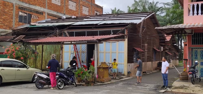 南村居民黄金龙（右二）的住家也遭风灾破坏。