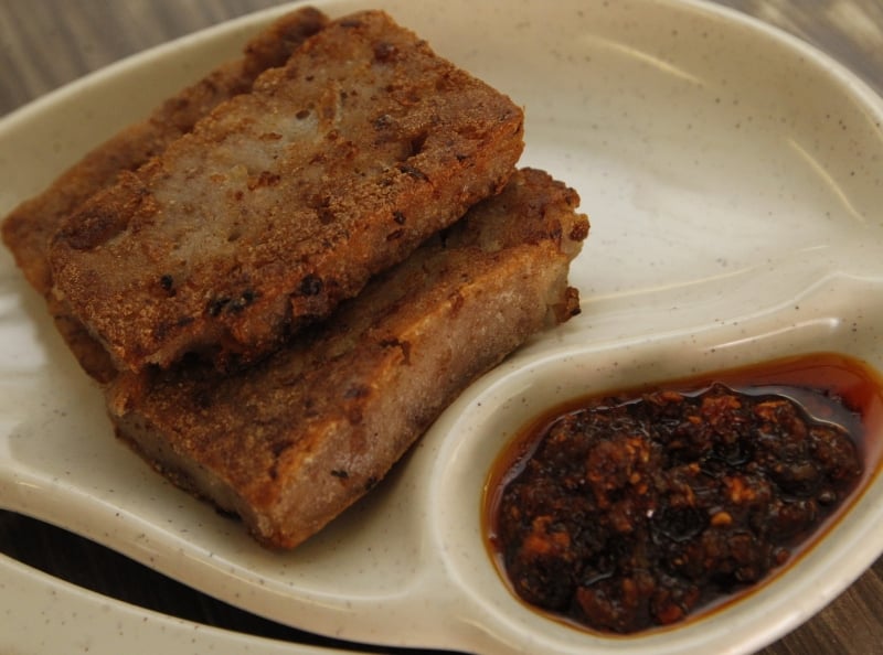 萝卜糕（RM5.50）真材实料，入口还能吃到萝卜颗粒，搭配上糖仁街自制的辣椒酱，非常可口。