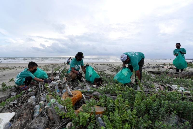 “Geng Plastik Ija”的成员在周末，自愿到海滩捡垃圾。

