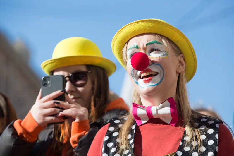 小丑造型是这场活动最常见的装扮，说小丑是幽默的化身也不为过。(图：新华社)