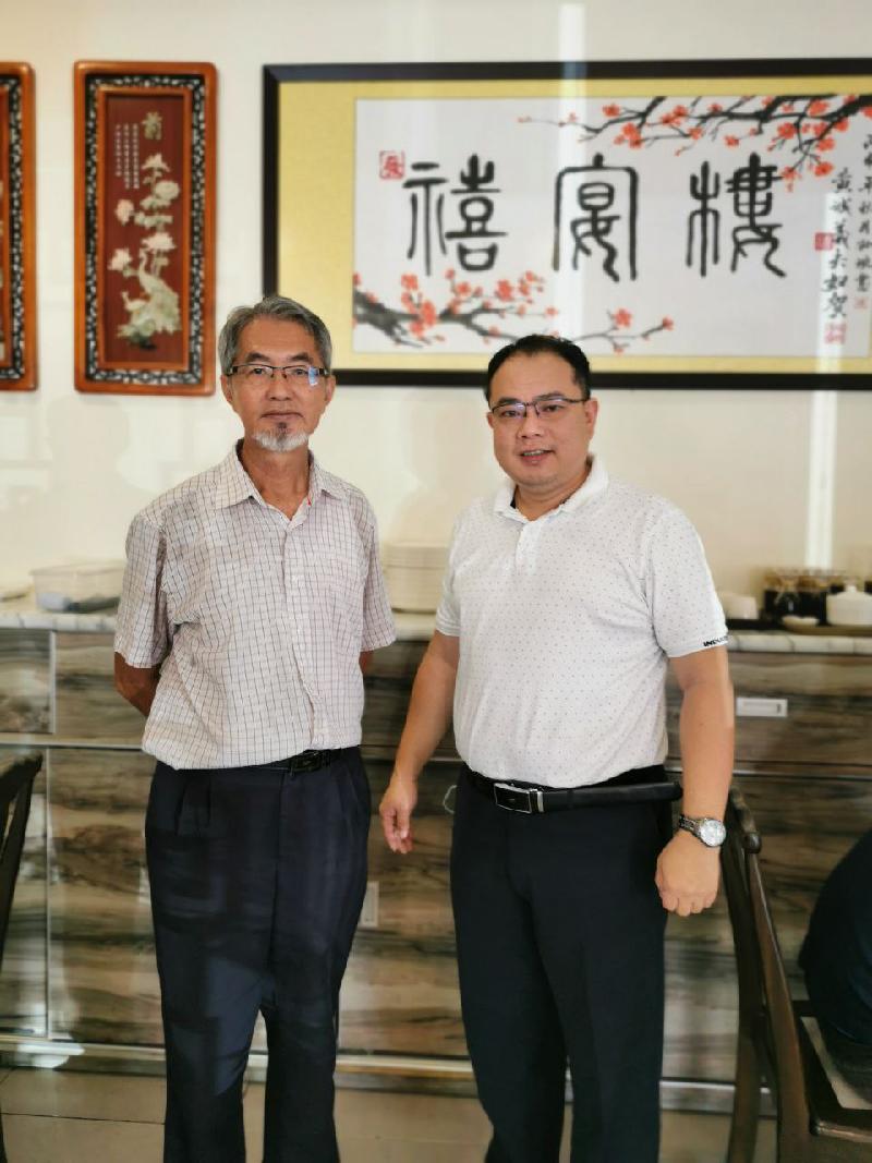 笔者薛君毅（右）与张诚忠合影。