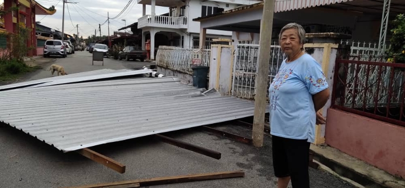 陳珠：狂風將廚房屋頂的鋅片整片吹到屋前馬路。