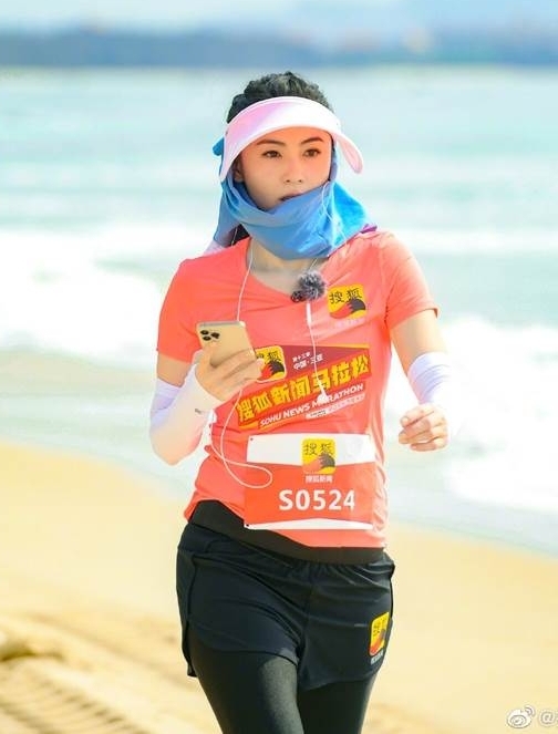 张柏芝日前到三亚参加马拉松。