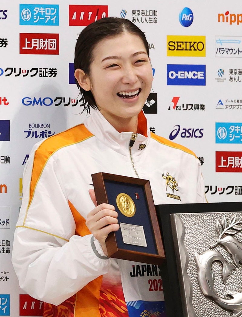 在抗癌成功复出仅7个月，池江璃花子就日本全国赛的女子100公尺蝶泳夺冠，这让她成功收获东京奥运会的女子4×100公尺混合泳资格，她在赛后获颁奖牌时笑开了花。（美联社照片）