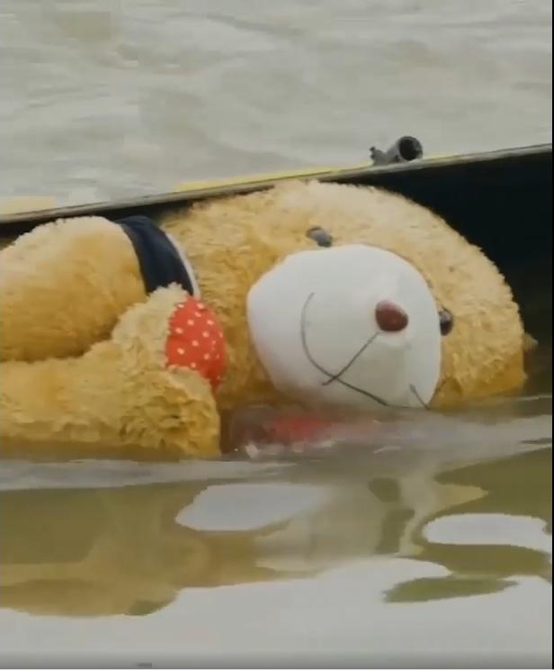 一年多前漂流在巴生河的可爱泰迪熊，如果没被垃圾拦截器救起，那它只能沦为破坏河流及海洋生态环境的元凶。