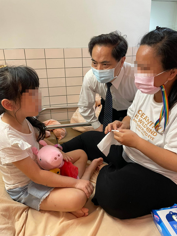 花莲慈济医院院长林欣荣（中）对受伤的林小妹母女予以慰问。（图：中央社）