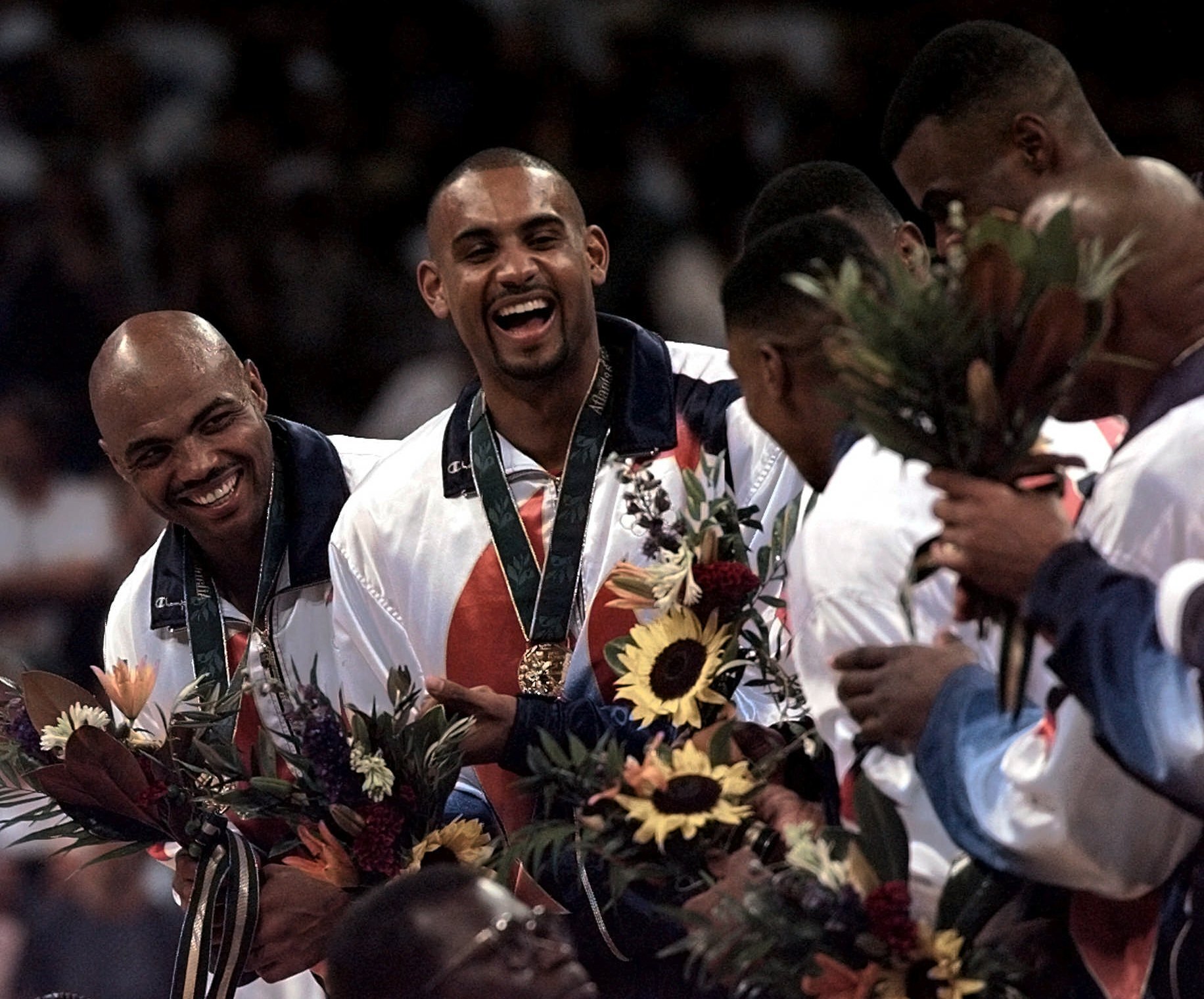格兰特·希尔（左二）将在东京奥运后负责组建美国男篮。图为1996年8月，“梦幻队” 成员巴克利（左）、希尔与队友一起获得奥运金牌。（美联社档案照）

