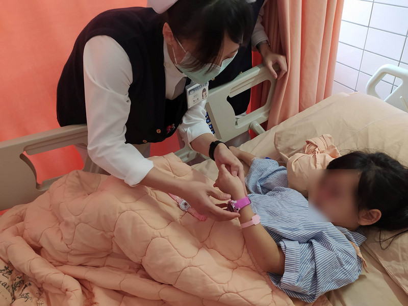 医护人员第二天上午特地买了一只粉红色手表送给林小妹。（图：中央社）