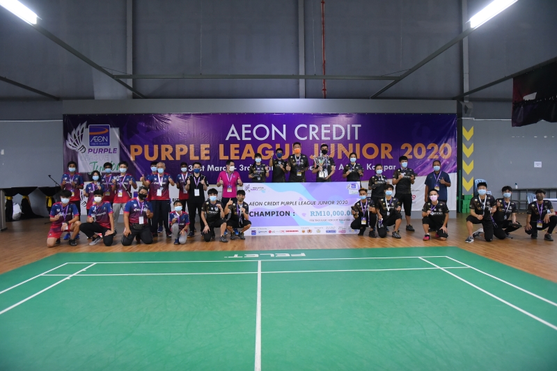 北海羽球俱乐部在2020永旺信用紫盟青年羽球赛夺得全场总冠军，举起冠军奖杯，也收获1万令吉奖金。（照片由大会提供）


