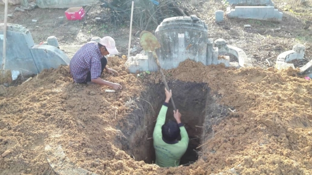拾金师傅从泥土的状况与棺材钉就可以知道是否已经到达墓穴底部，有或没有遗骨一看便知。
