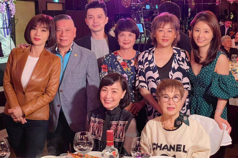 林心如（后右一）为妈妈70大寿办庆生派对，与蓝心湄、陈美凤（后左一）、宝妈（前左一）等人开心合照。