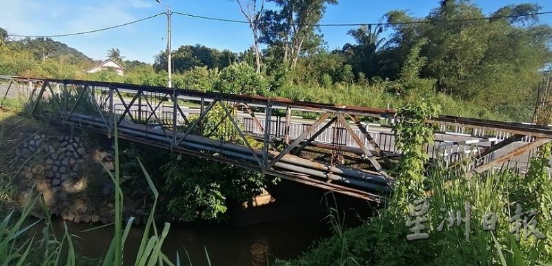 钢筋桥梁下方的桥墩已严重移位。
