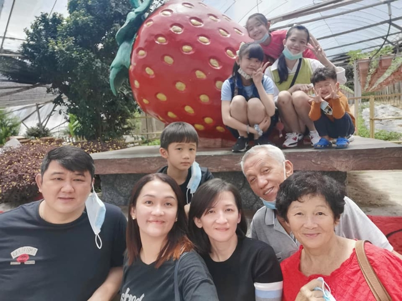黄盈慧(前左二)与家人趁假期到金马仑游玩。