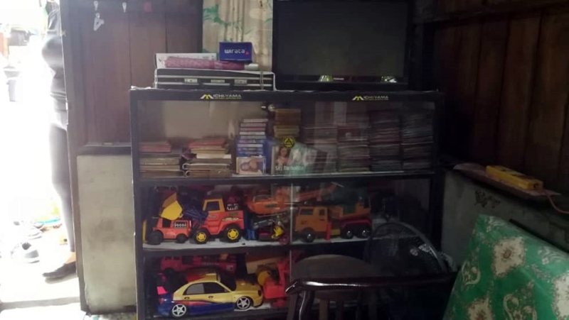 哈欣将梁家兄妹的儿时玩具及照片珍藏在橱柜里。

