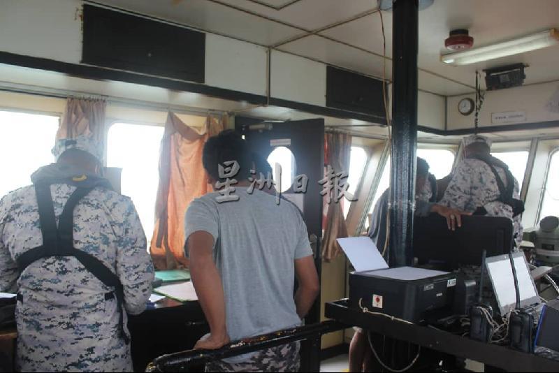 大马海事执法机构执法组官员登上拖船后，展开调查。