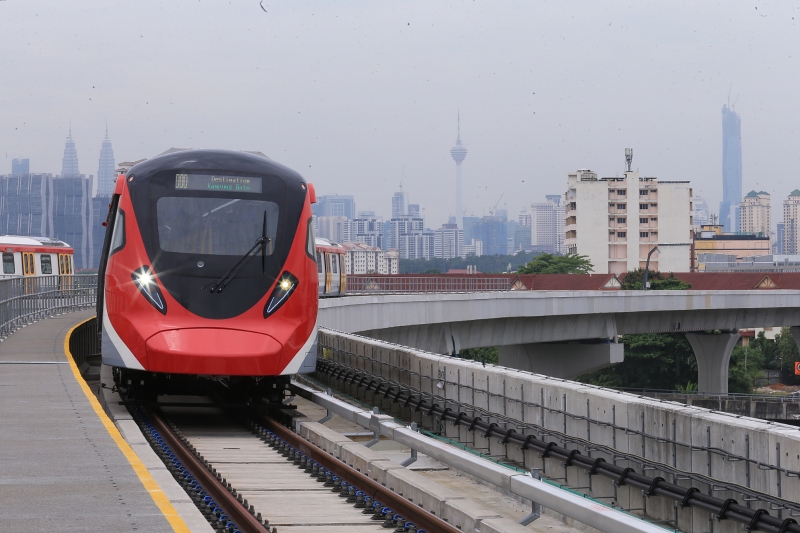 布城捷运线第一阶段下的12个捷运站，即桂沙白沙罗站至甘榜峇都站，预计将于今年8月开始投入服务。