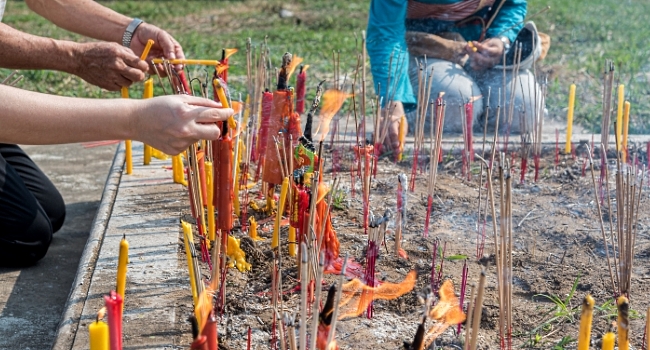 Chinese Muslims are often misunderstood as being unfilial by not praying to their ancestors with jossticks.