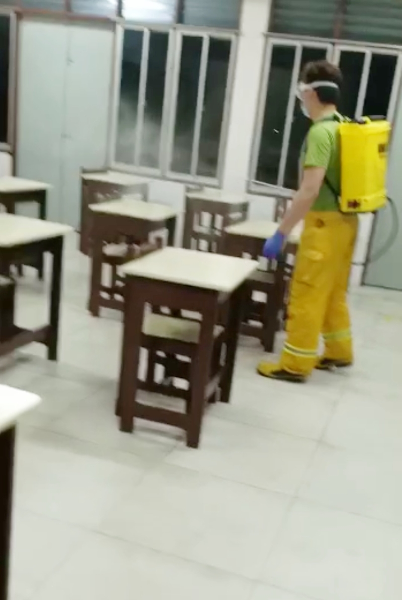 巴里文打志愿消防队协助新华幼稚园进行全面消毒。