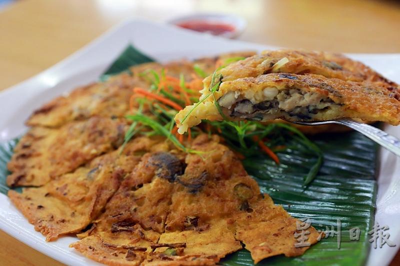 蚝煎粉／RM26：先煎后炸的蚝煎粉边缘香酥，内里是肥美的蚝肉与芽菜。
