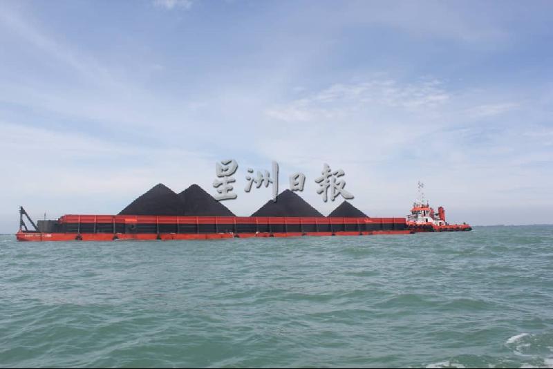 来自印尼的拖船，拖了一大船的煤炭，却非法停泊在大马海域。