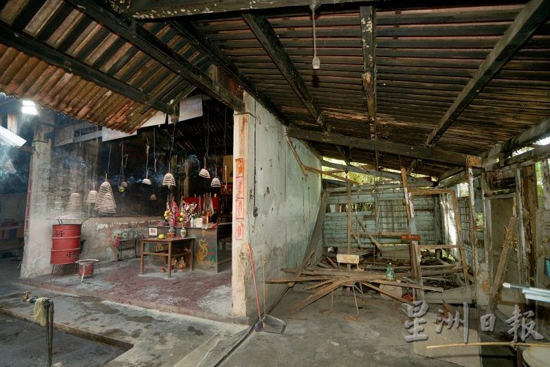 老凤山寺经历了百年沧桑，万里望关帝庙理事会接手管理后，会保留正殿的原貌及重建侧边的破旧建筑物。