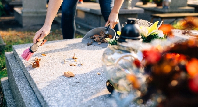 Chinese Muslims would help their families clean their ancestors' tombs on tomb-sweeping day or Qing Ming, in line with the teaching of Islam.