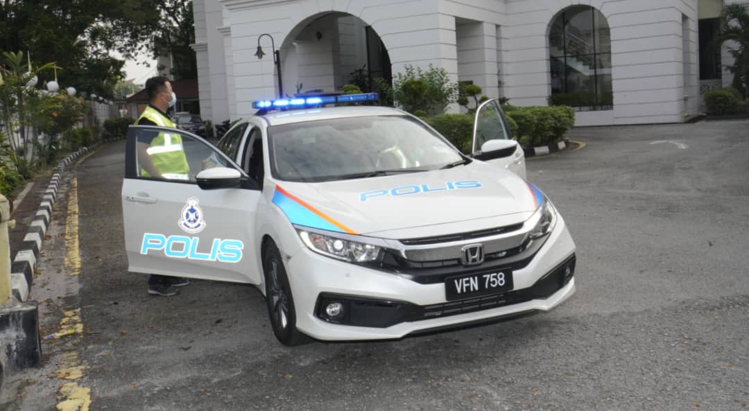警方驻守在怡保高庭维持秩序，避免前来为杨祖强打气的支持者群聚而违反SOP。