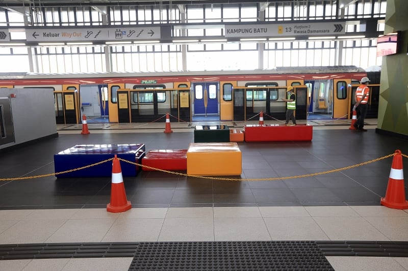 捷运站的月台等候椅以红、黄、蓝等的颜色为主，让月台氛围充满活力及生气。