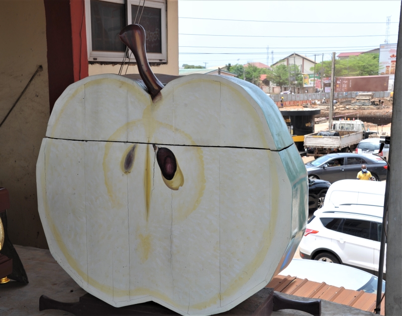 亲人为去世的果农定制苹果棺材，借以表达对死者的纪念。（图：新华社）