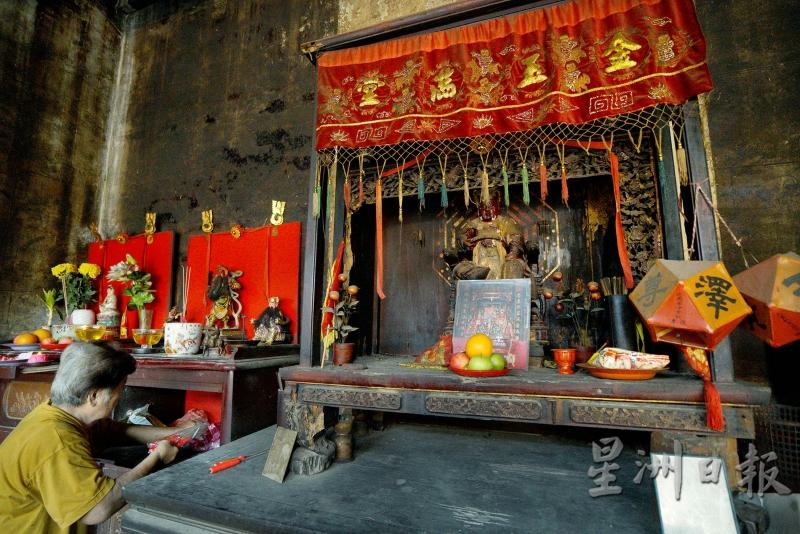 老凤山寺的正殿里的正祀有一尊广泽尊王，是以木刻制成。