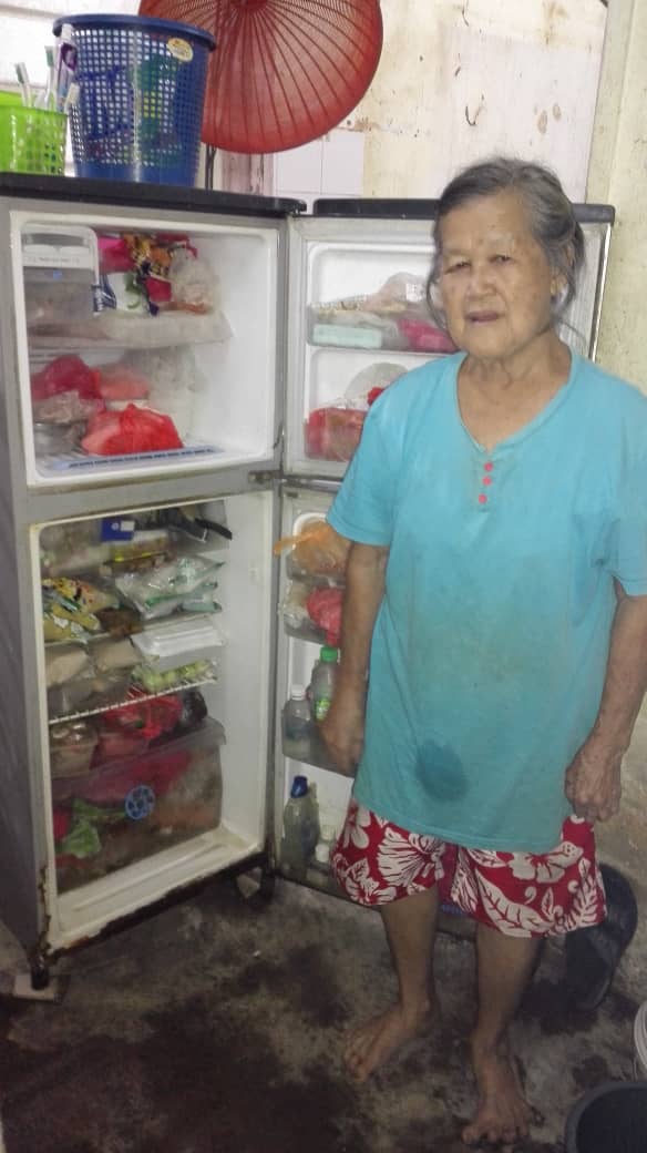 吴金美指冰箱收藏了不少食物。