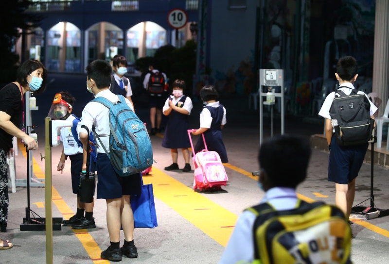 随着2021学年首个学校假期结束后，南强华小学生再次回到校园上课，惟该校因有学生确诊冠病，出席率有所下降。