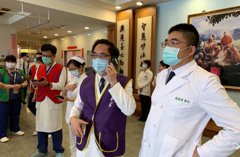 花莲慈济医院在林欣荣（右二）的亲自指挥下，发布“红色九号第一级大急诊”，动员全体的医护人员到事发现场进行紧急支援。