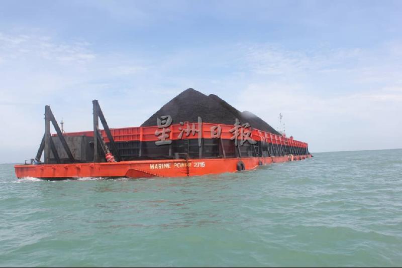 拖船拖了一大船的煤炭进入大马海域，若没获得相关批准，可构成大马海域威胁。