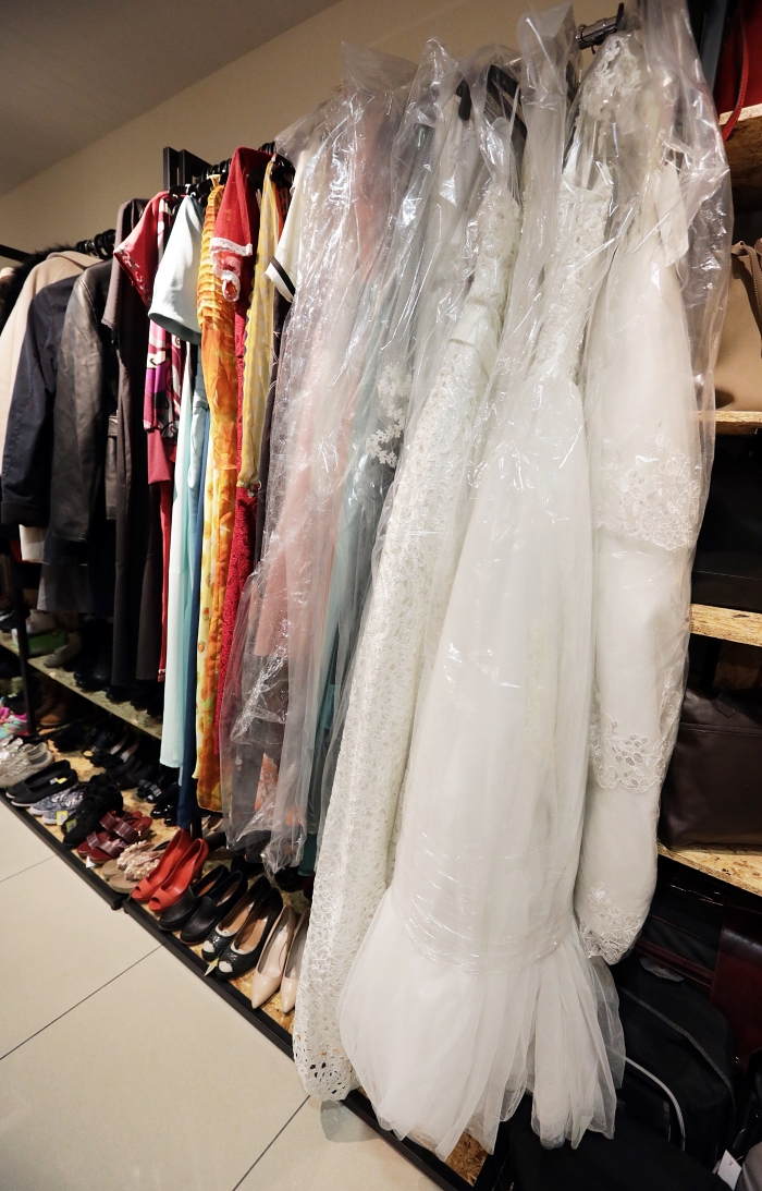 店内的二手婚纱优雅迷人，且价格更亲民。